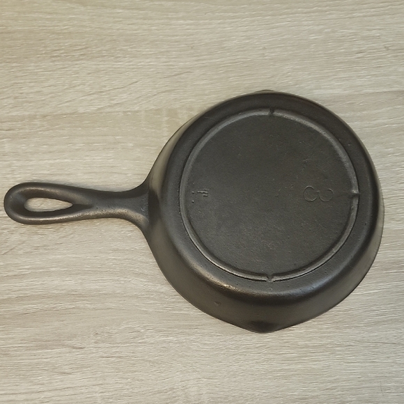 Cast Iron Skillet - Picture 4 of 6